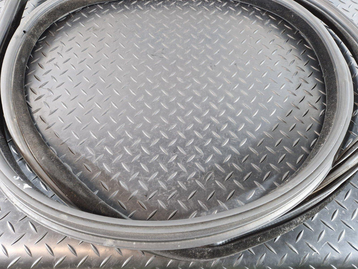 11-18 BMW 6 SERIES F13 GASKET SEAL RUBBER FRONT DOOR LEFT PASSENGER SIDE 7221325