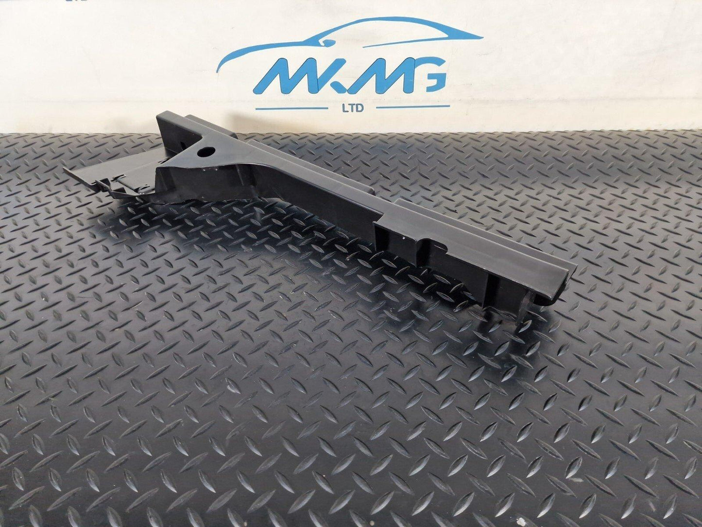 MERCEDES BENZ GLA X156 BOOT TRUNK RIGHT QUATER PANEL TRIM BRACKET A1568901200