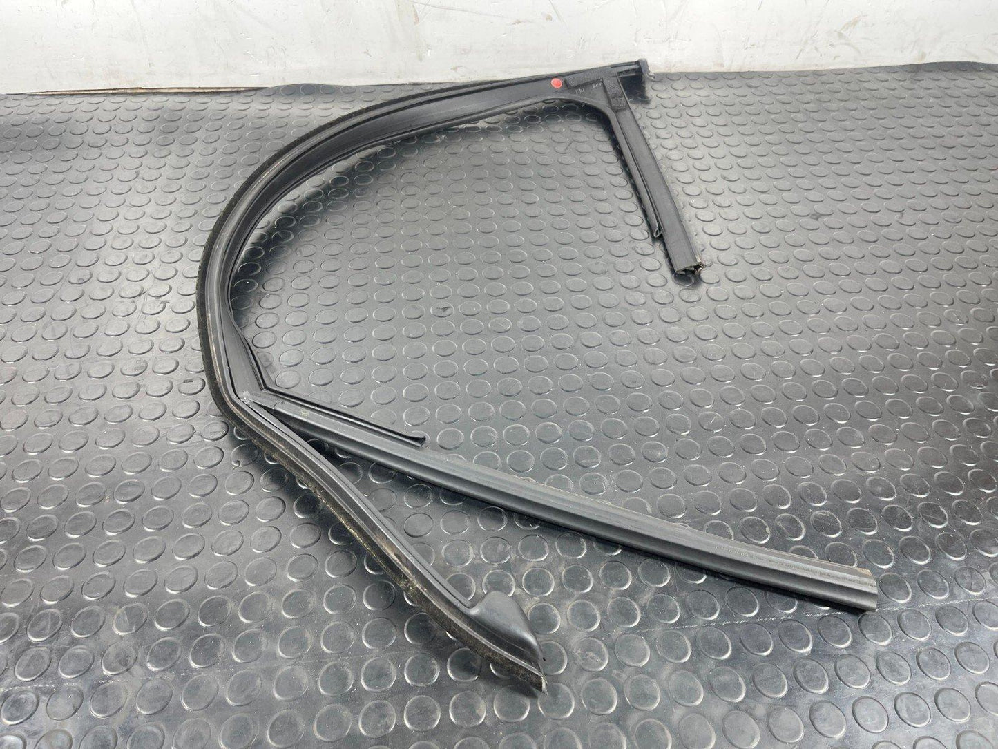 12-18 MERCEDES A-CLASS W176 FRONT RIGHT DOOR WINDOW GUIDE RAIL A1767250125