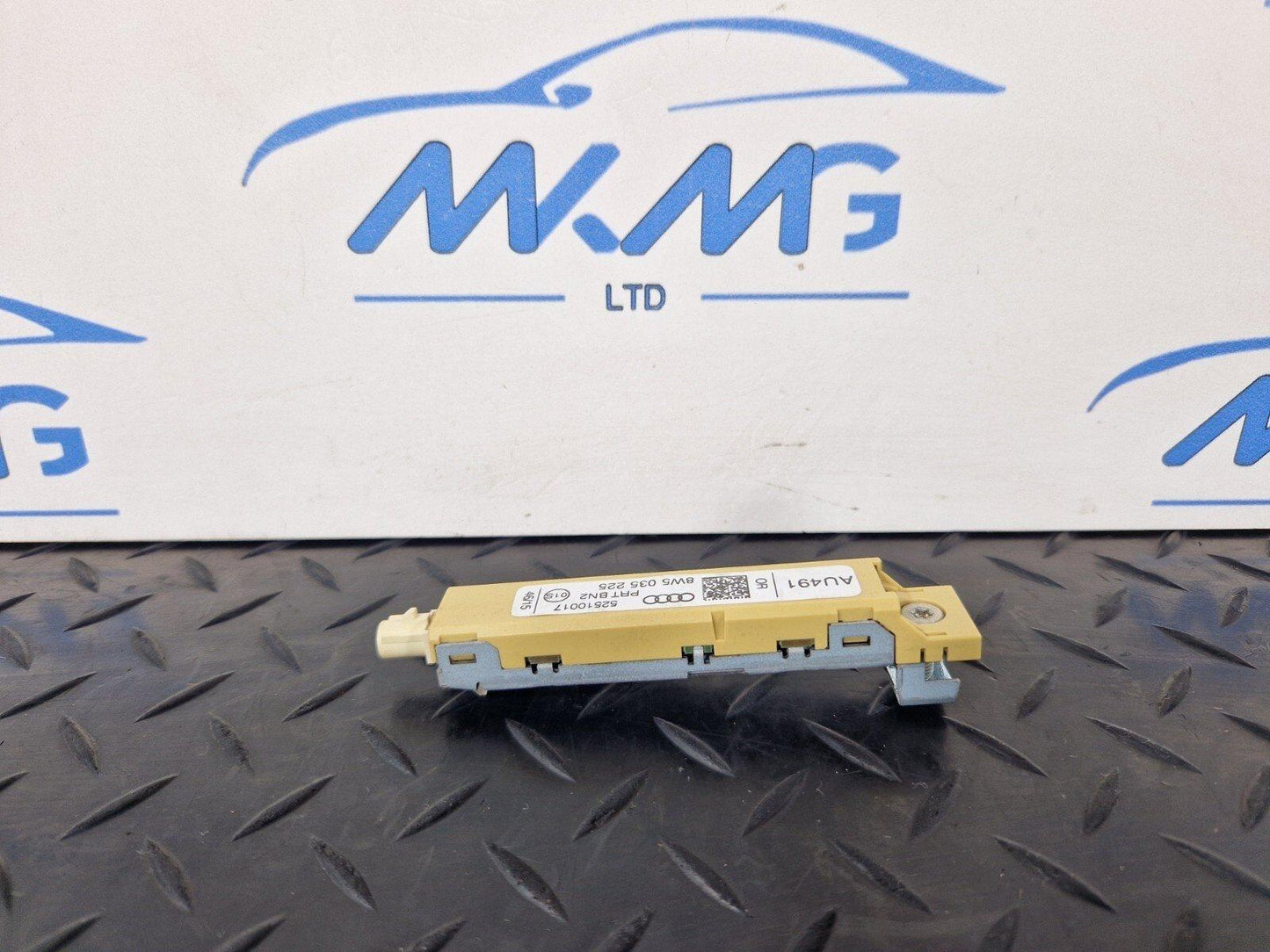 16-19 AUDI A4 B9 GENUINE ANTENNA AMPLIFIER 8W0035225