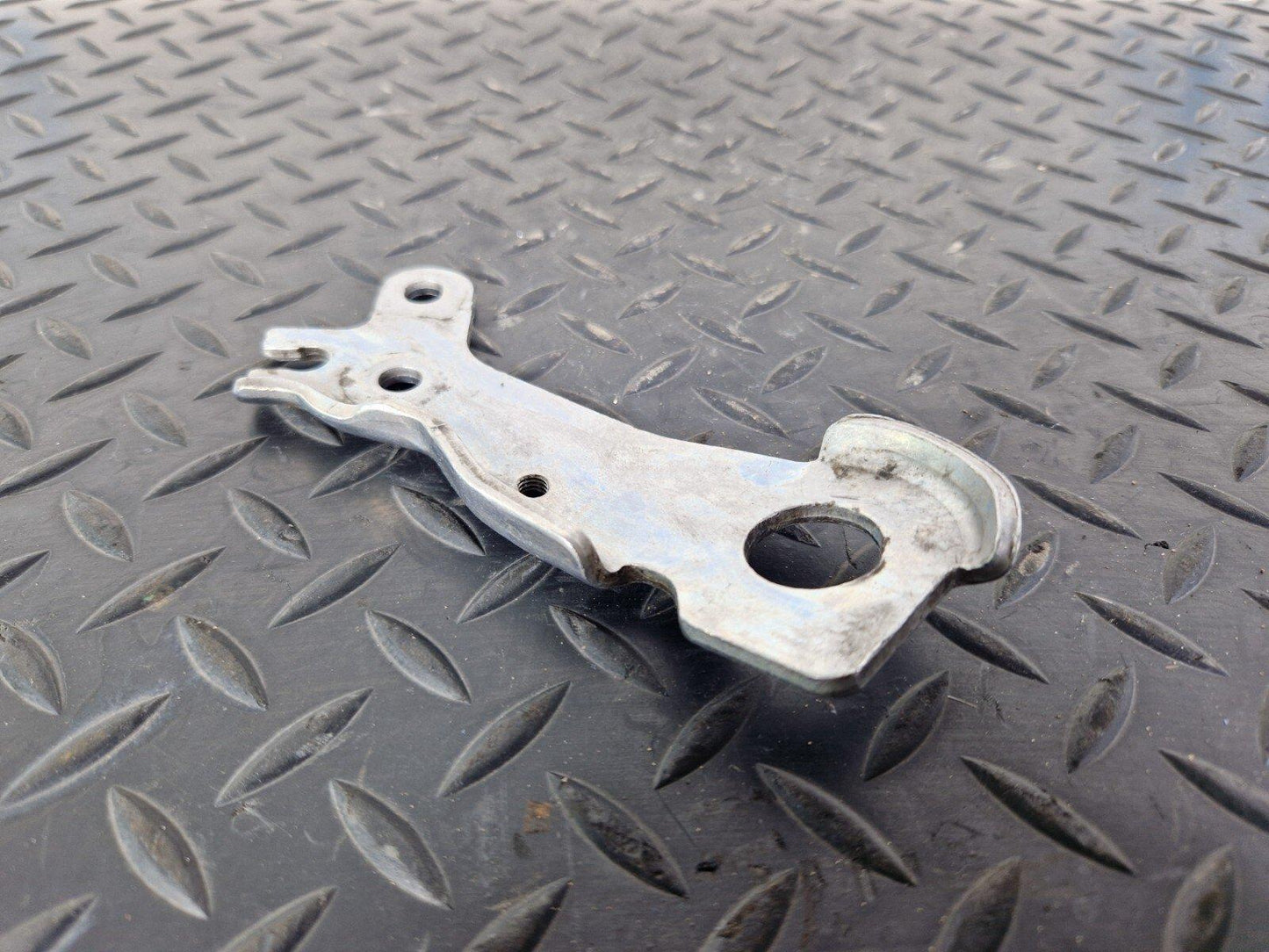 18-ON MERCEDES BENZ SPRINTER W907 OEM ENGINE REAR LEFT LIFTING LUG A6512232341