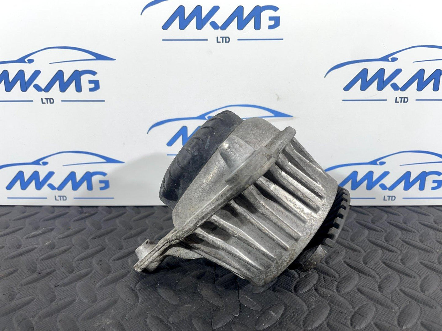 14-21 MERCEDES BENZ C300 W205 FRONT RIGHT DRIVER SIDE ENGINE MOUNT A2052406917