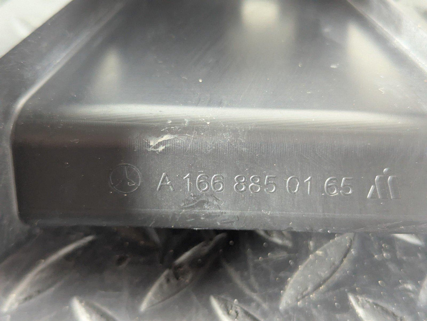 11-19 MERCEDES BENZ ML W166 GENUINE REAR RIGHT BUMPER BRACKET A1668850165