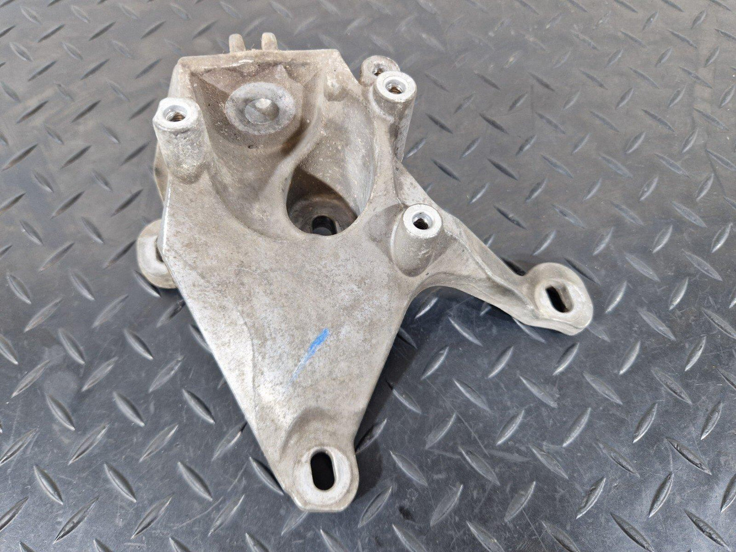 10-17 AUDI A8 4H LEFT N/S TRANSMISSION GEARBOX SUPPORT MOUNT BRACKET 4H0399113E