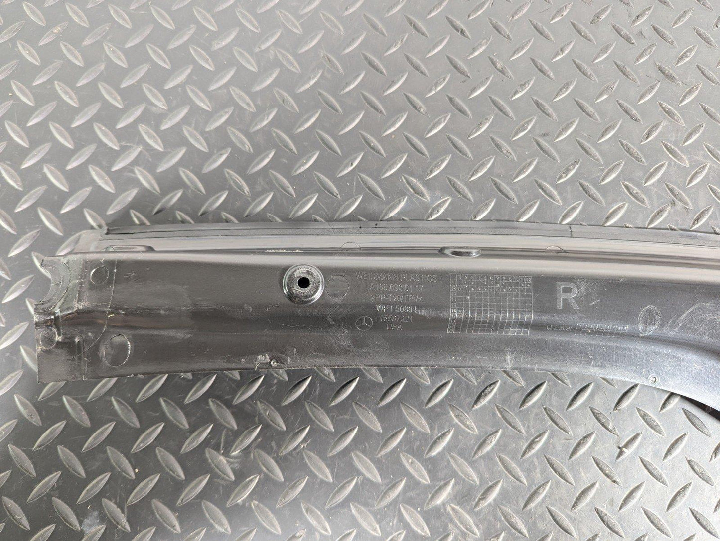 11-19 MERCEDES BENZ ML W166 MOULDING TRIM FOR RAIN GUTTER REAR RIGHT A1666930117