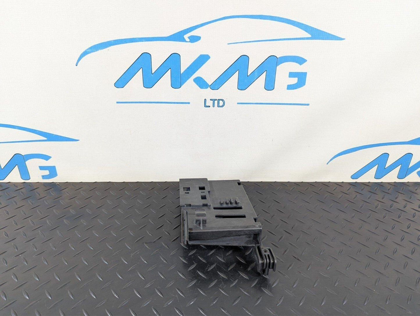14-19 MERCEDES BENZ GLA X156 GEARBOX CONTROL MODULE BRACKET HOLDER A2465450500