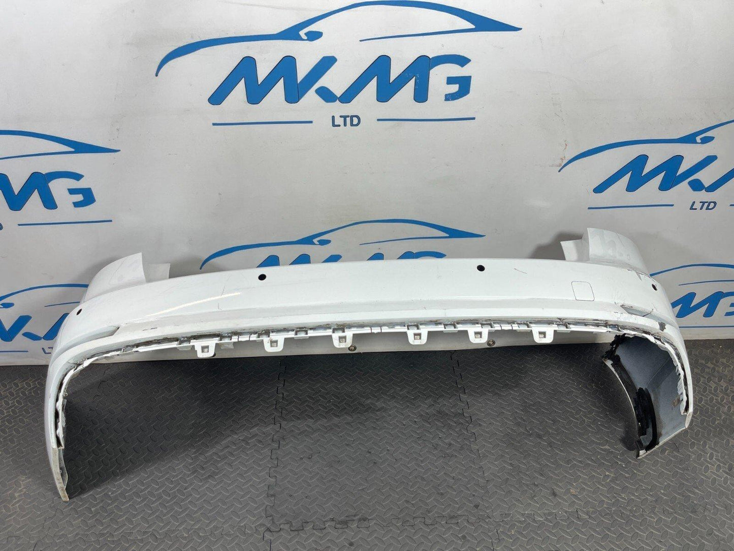 16-19 AUDI A4 B9 ULTRA SE GENUINE REAR BUMPER IN WHITE (DAMAGED)