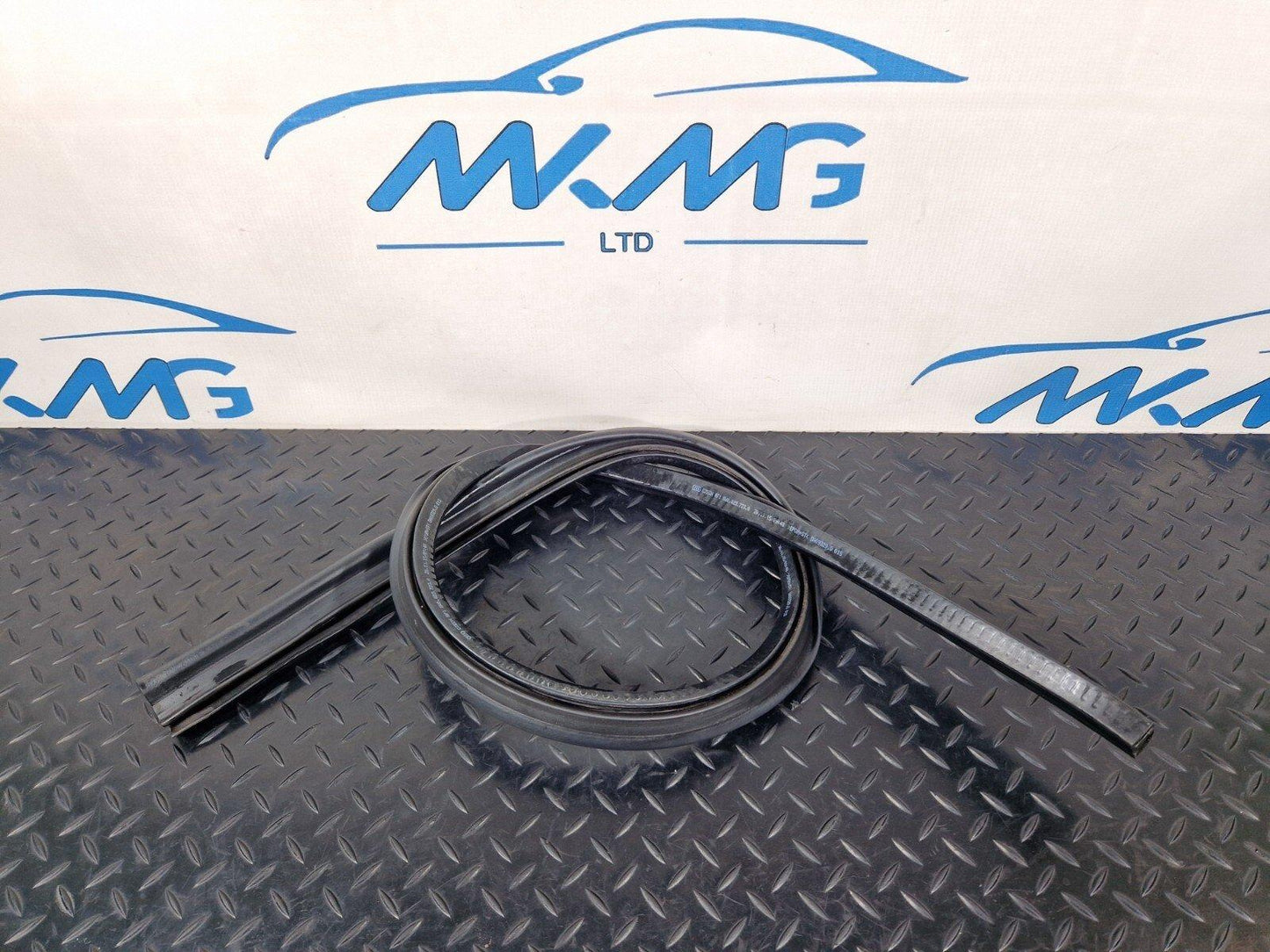 16-19 AUDI A4 B9 GENUINE BONNET RUBBER SEAL 8W0823723A