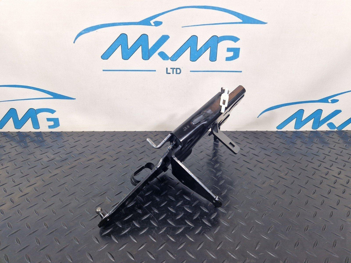 15-18 AUDI A7 4G REAR LEFT SIDE N/S BOOT TAILGATE STRUT SUPPORT MOUNT 4G8827857