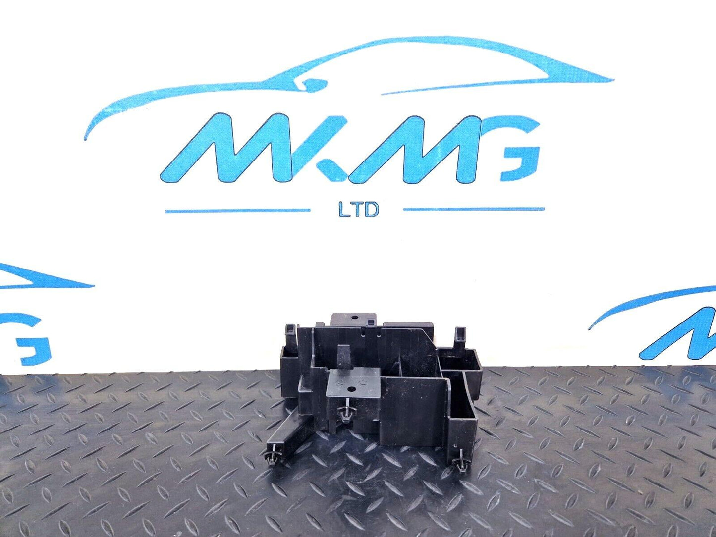 18-ON MERCEDES BENZ SPRINTER W907 GENUINE TRIM A9105450900