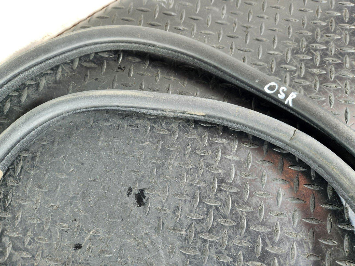 11-19 MERCEDES ML W166 OEM REAR LEFT OR RIGHT SIDE DOOR RUBBER SEAL  A1666970151