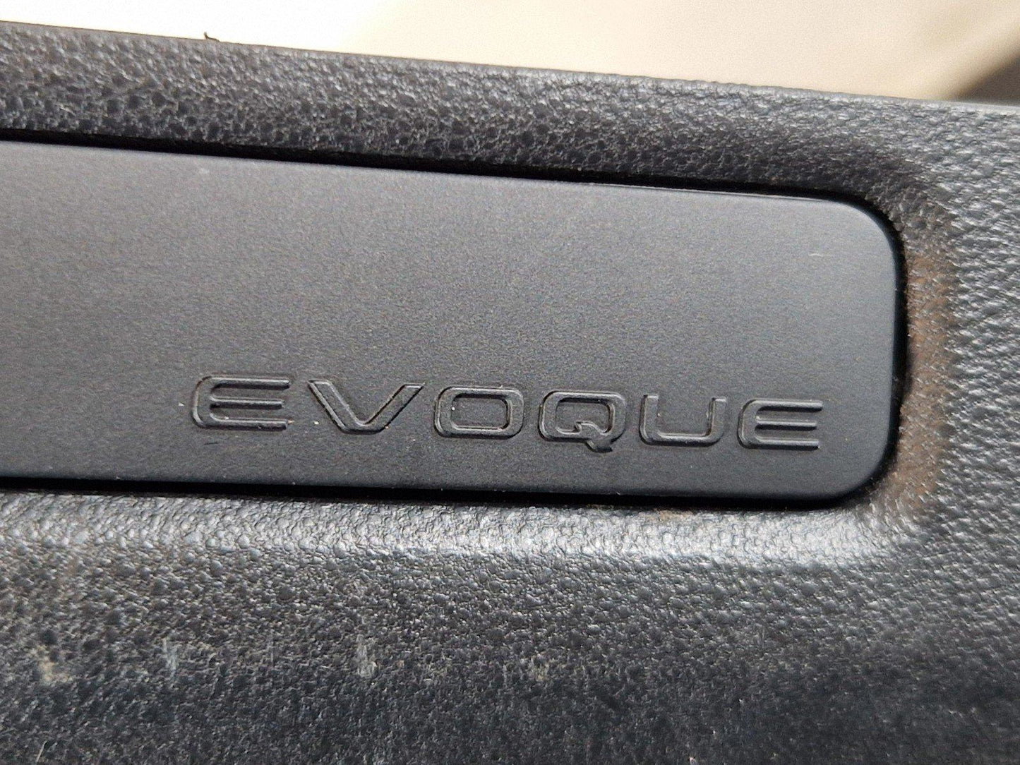 19-ON RANGE ROVER EVOQUE L551 GENUINE REAR CENTRE CONSOLE TRIM K8D2-04569-A