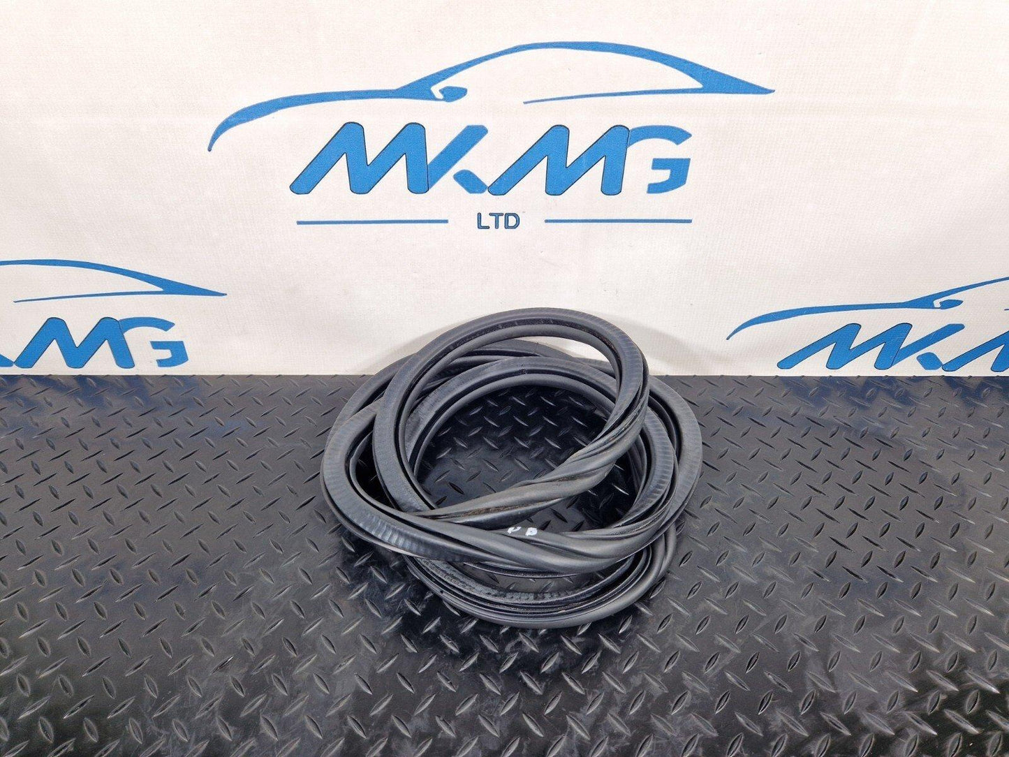 12-18 AUDI A6 C7 REAR LEFT DOOR RUBBER SEAL FITS BOTH LEFT OR RIGHT 4G5833721A