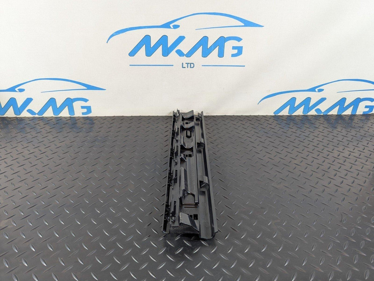 16-22 BMW X1 F48 SIDE SKIRT MOUNTING BRACKET CENTRE MIDDLE RIGHT SIDE 7332329