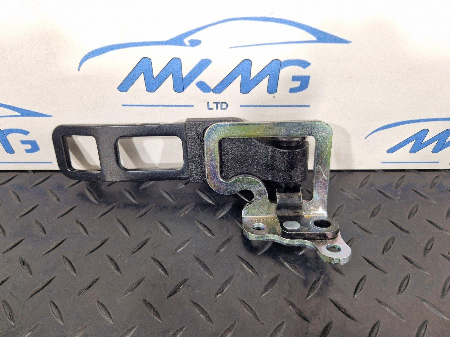 14-20 MERCEDES BENZ GLA X156 REAR BACKREST RETAINING LEFT BRACKET A1569208100