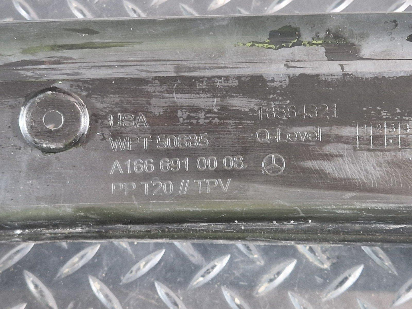 11-19 MERCEDES BENZ ML W166 GENUINE OTHER TRUNK BOOT TRIM ELEMENT A1666910008