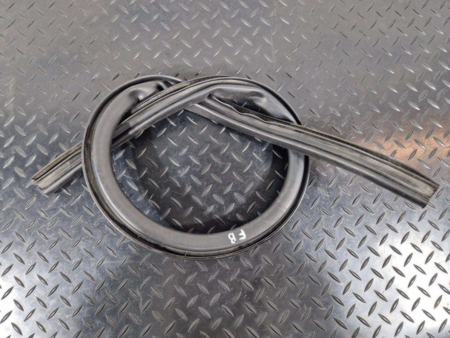 10-18 AUDI A7 4G S-LINE GENUINE ENGINE BAY BONNET RUBBER WEATHER SEAL 4G8823723A