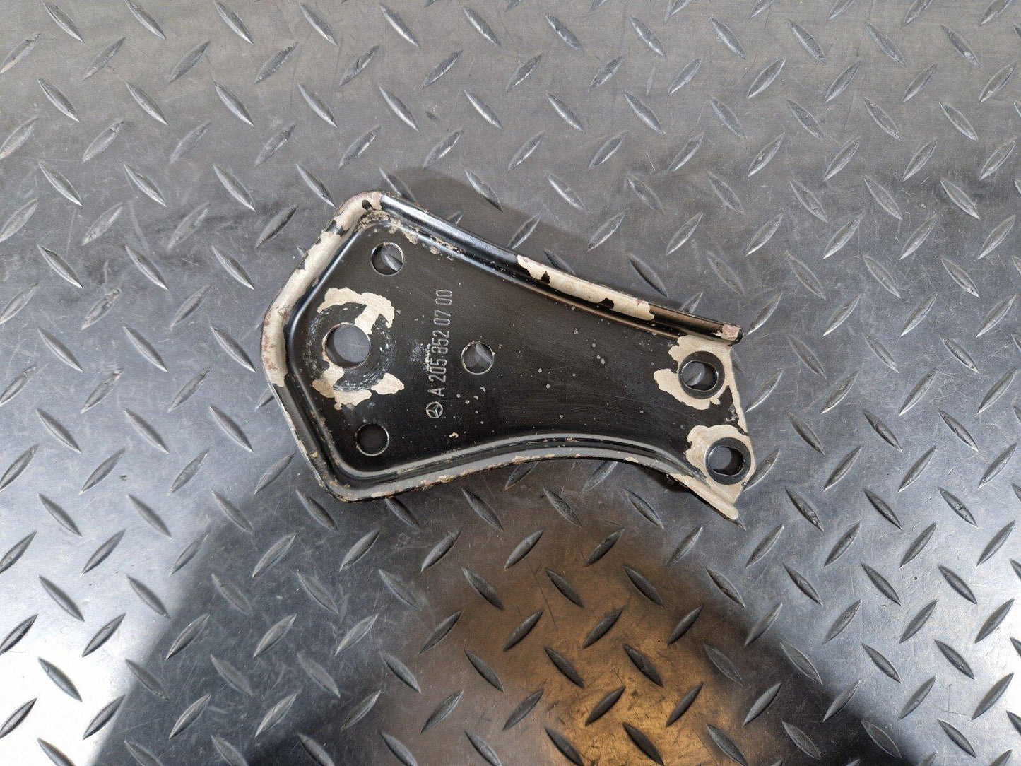 14-21 MERCEDES BENZ W205 REAR AXLE SUBFRAME LEFT STOP PLATE A2053520700