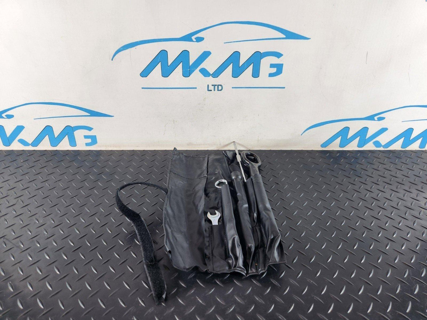16-20 AUDI Q7 4M GENUINE BOOT TOOLKIT