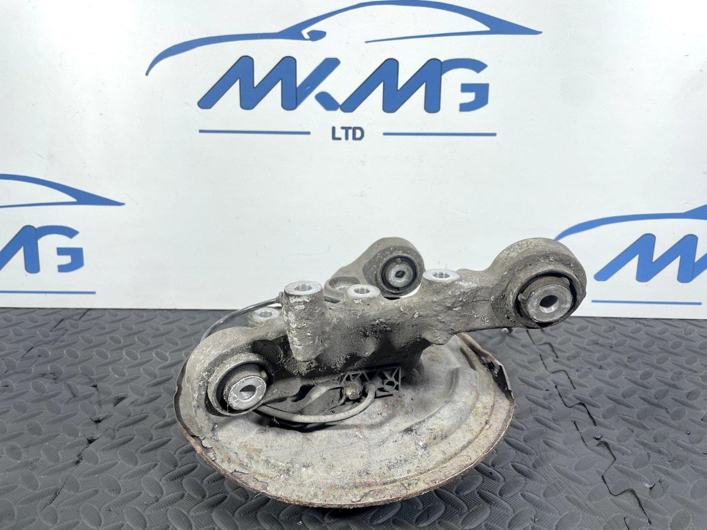 12-18 MERCEDES A B CLA W176 W246 C117 GENUINE REAR RIGHT SIDE WHEEL HUB A2460406