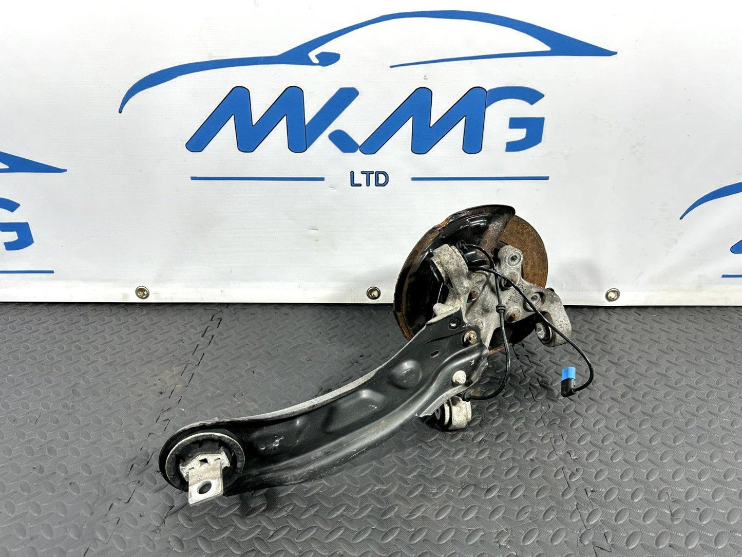 12-18 MERCEDES A-CLASS W176 GENUINE REAR RIGHT SIDE WHEEL HUB & ARM 2460406
