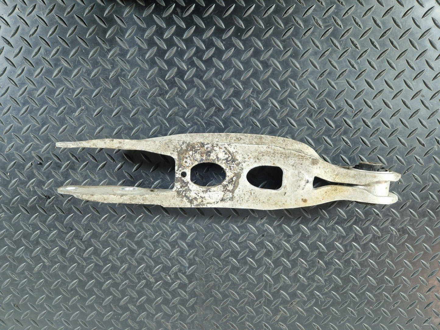 16-19 AUDI A4 B9 GENUINE REAR RIGHT OR LEFT SIDE LOWER CONTROL ARM 8W0505311H
