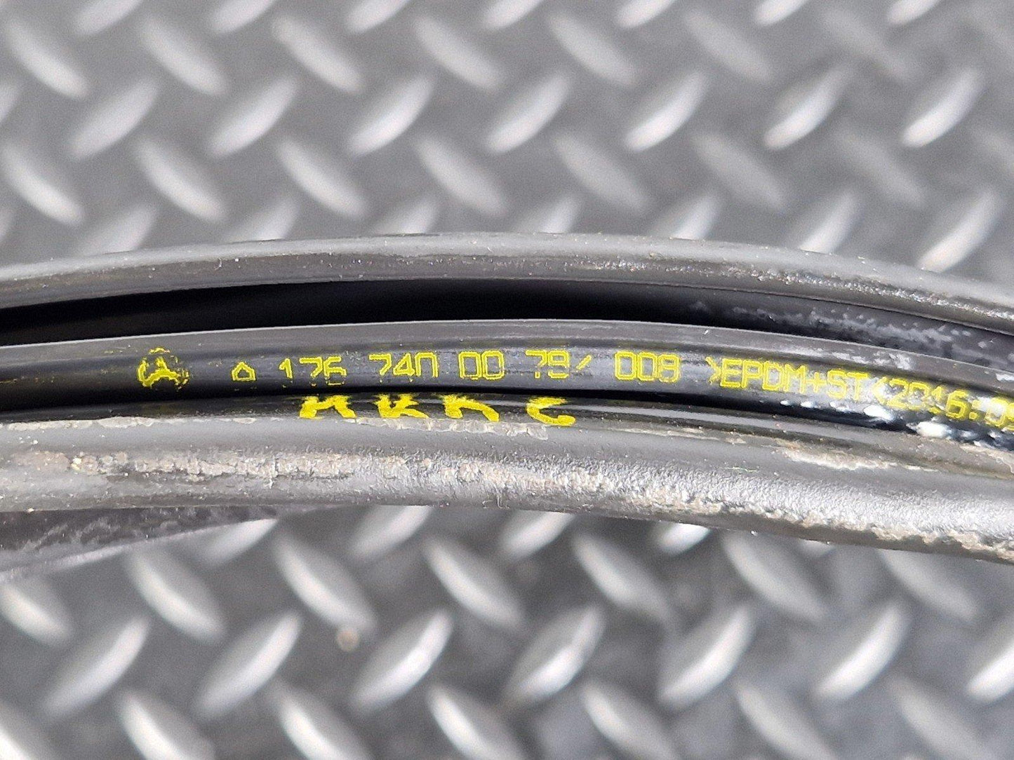 12-18 MERCEDES BENZ W176 TAILGATE BOOT TRUNK LID SEAL GASKET RUBBER A1767400078
