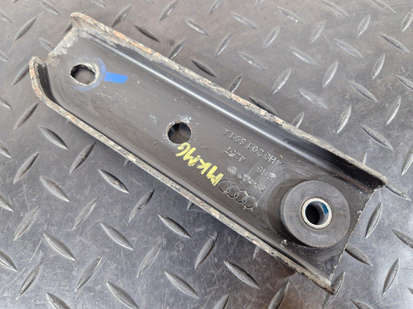 10-17 AUDI A8 4H FUEL TANK RETAINING PLATE BRACKET 4H0201691A