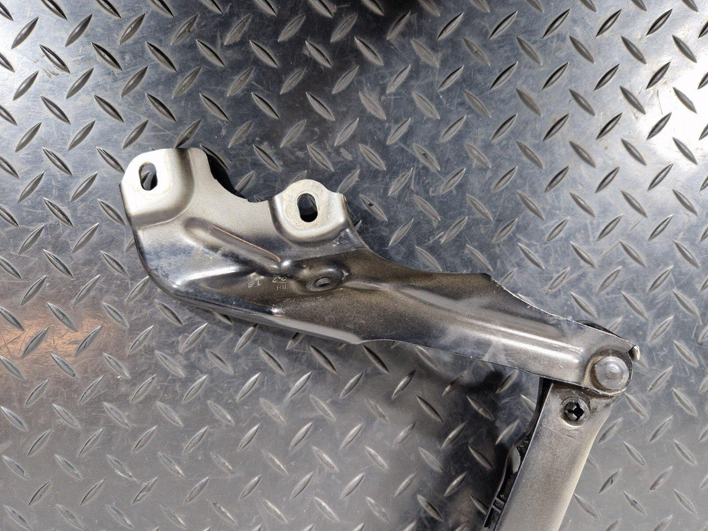 12-18 AUDI A6 C7 FRONT HOOD BONNET DRIVER RIGHT SIDE HINGE 4G8823302E