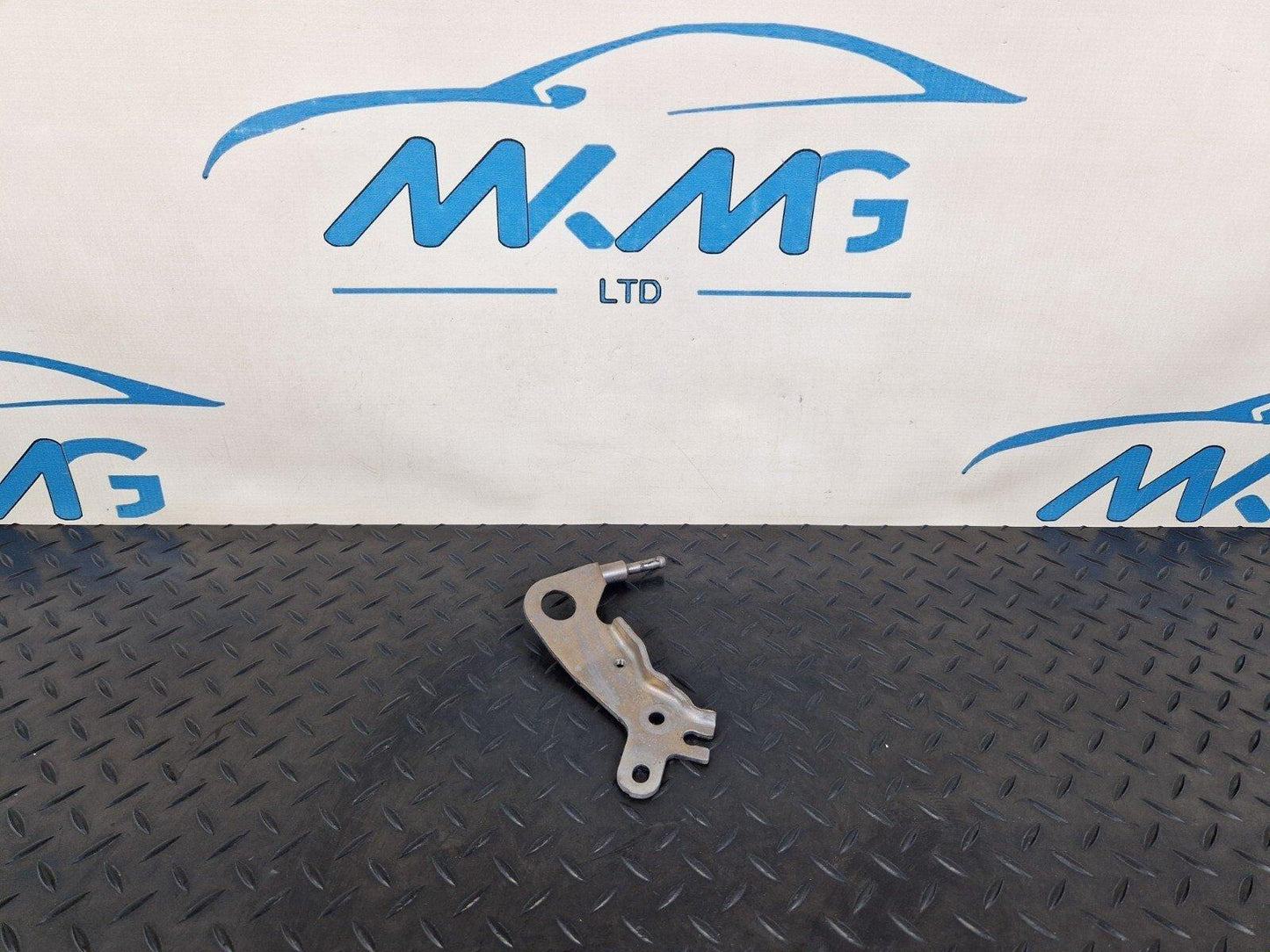 14-21 MERCEDES BENZ C220d W205 ENGINE LEFT REAR LIFTING LUG CLIP MOUNT HOLDER