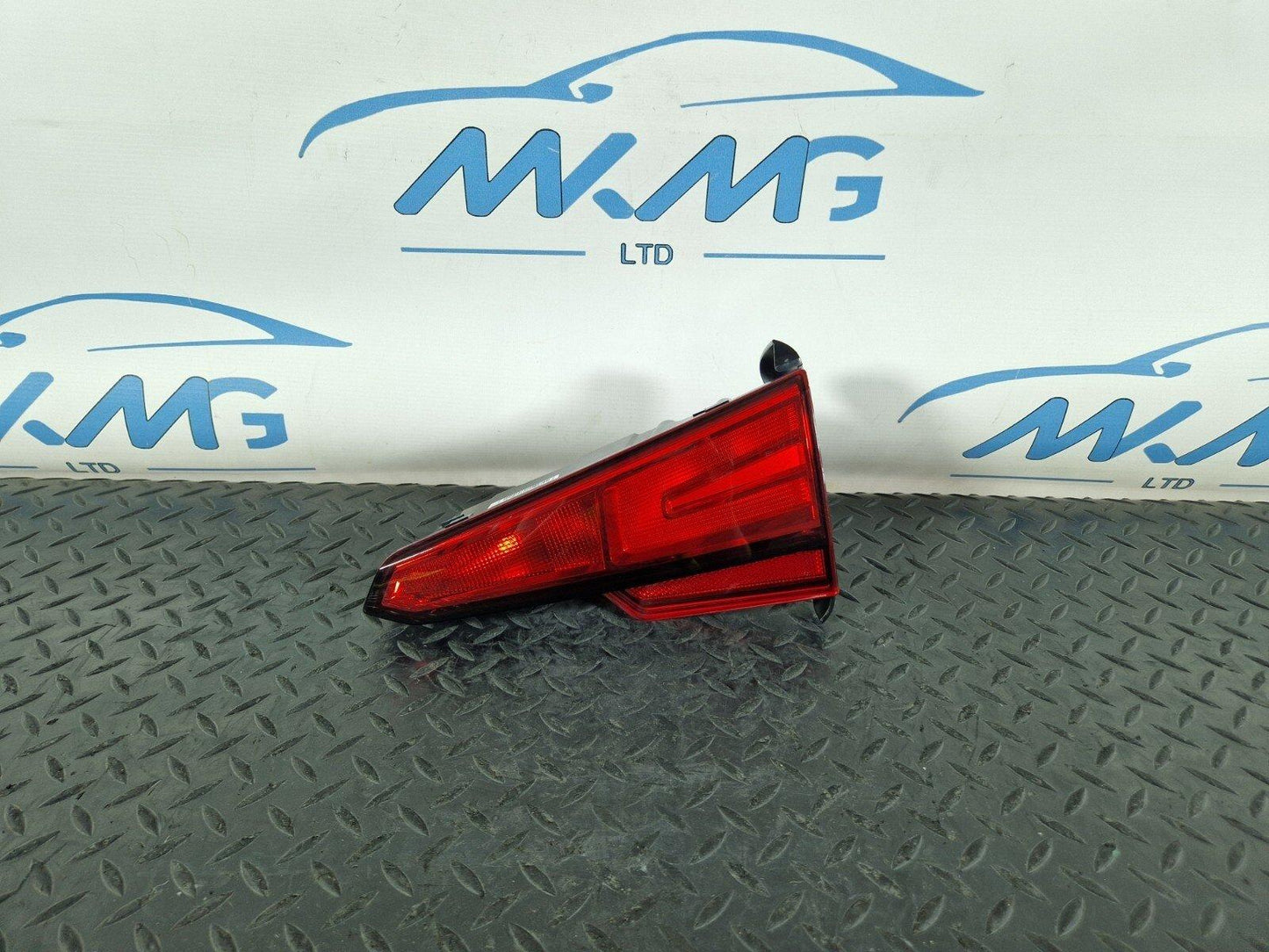 16-19 AUDI A4 B9 GENUINE REAR RIGHT O/S/R INNER TAILGATE LIGHT 8W5945076A