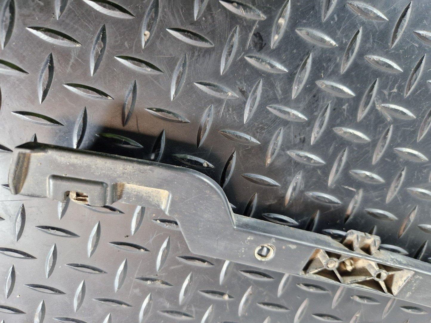 10-18 VW TOUAREG 7P GENUINE REAR BUMPER ADAPTER 7P6802657