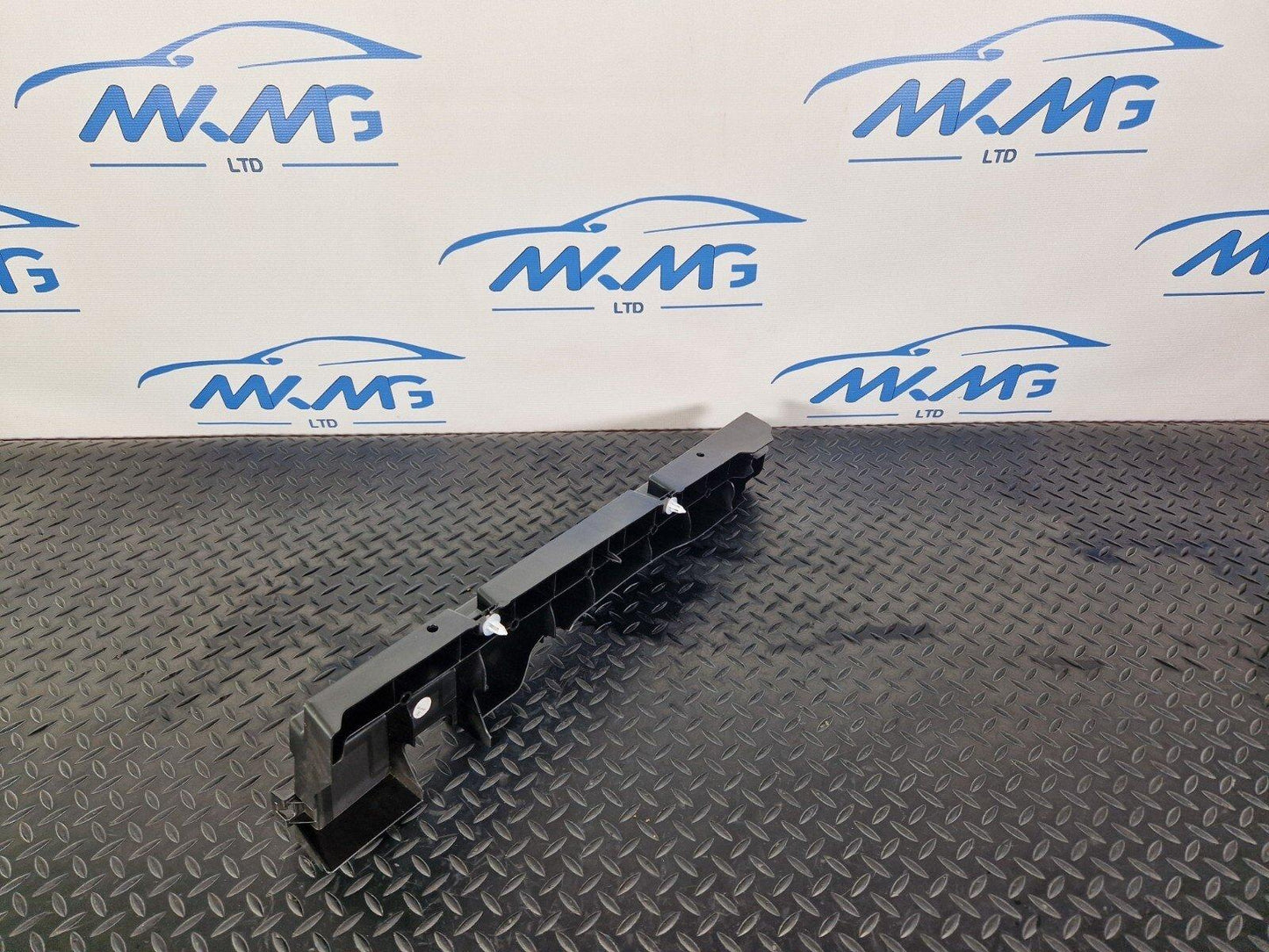 14-20 MERCEDES BENZ GLA 200 X156 LEFT QUATER PANEL TRIM BRACKET A1568901100