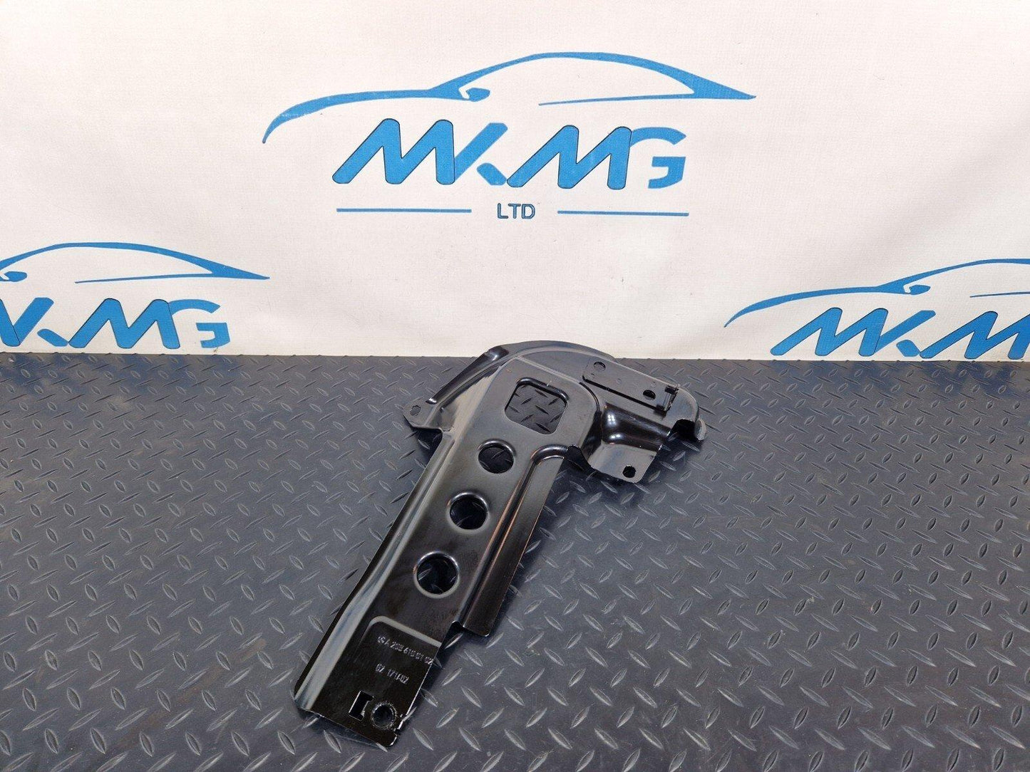 14-21 MERCEDES BENZ C200d W205 BOOT TRUNK FLOOR LEFT SUPPORT BRACKET A2056100102