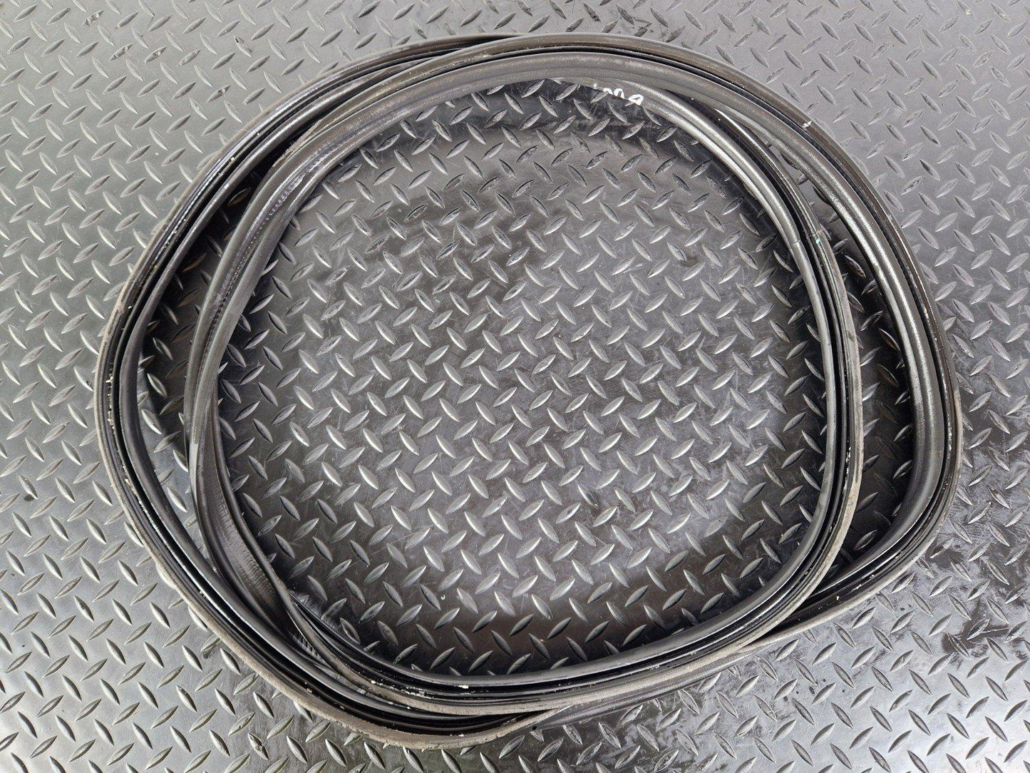 12-18 MERCEDES BENZ W176 TAILGATE BOOT TRUNK LID SEAL GASKET RUBBER A1767400078
