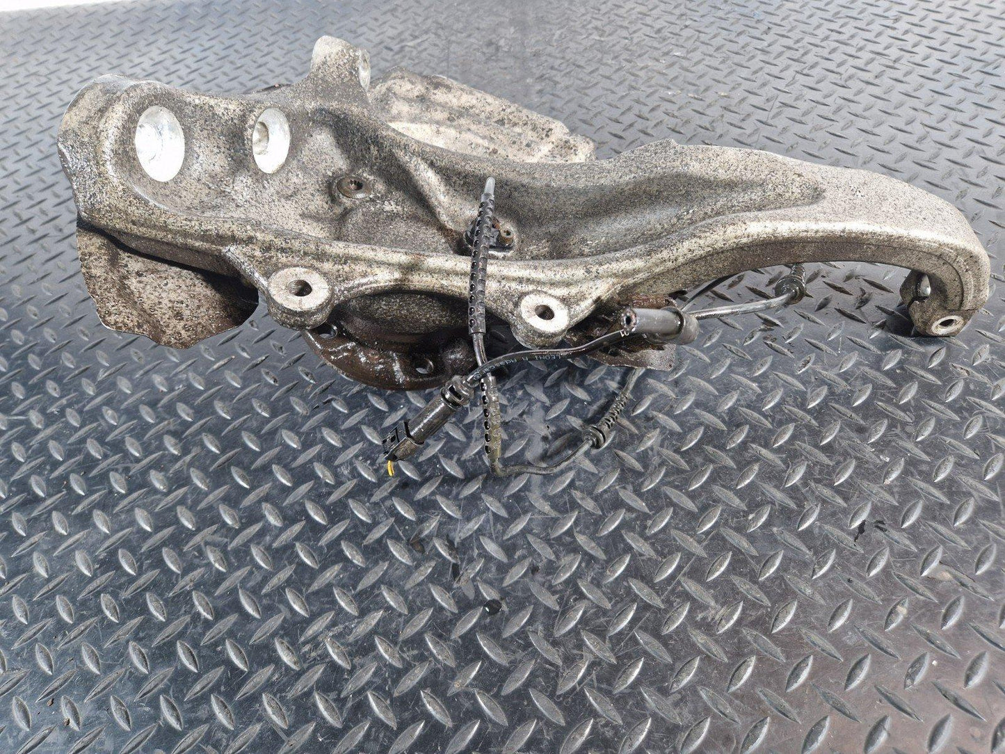 11-18 BMW 6 SERIES F13 FRONT RIGHT O/S WHEEL CARRIER HUB 6775770