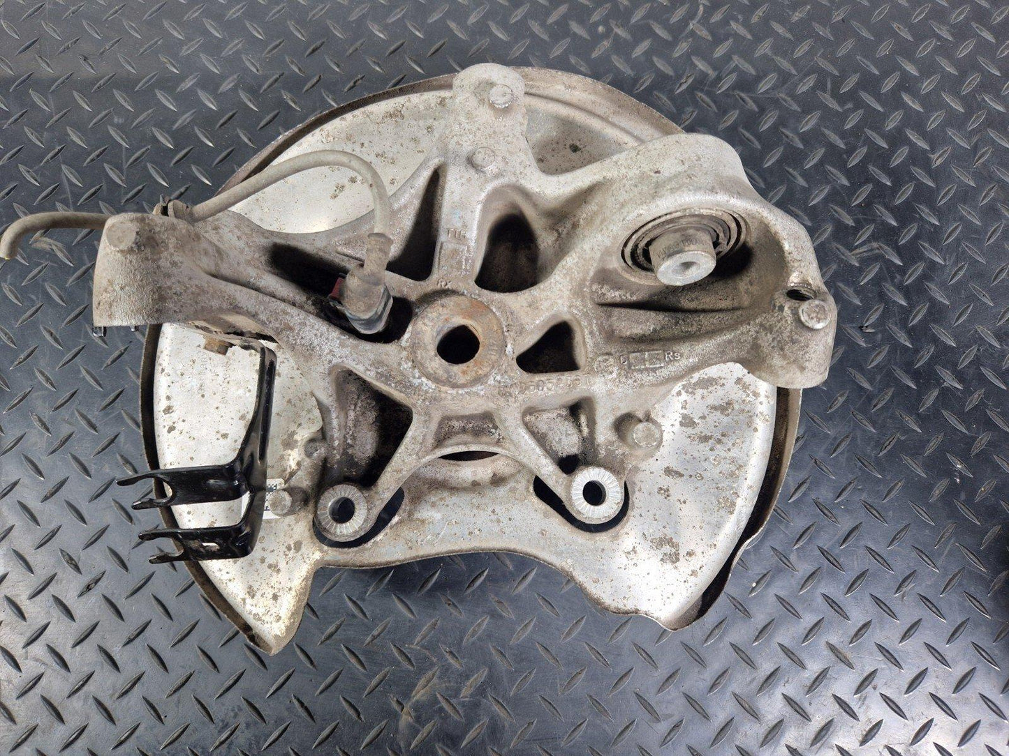 16-19 AUDI A4 B9 O/S/R REAR RIGHT WHEEL HUB & BEARING 8W0615612
