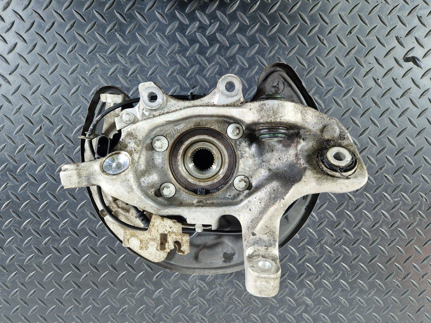14-21 MERCEDES BENZ C300h W205 OEM REAR LEFT WHEEL HUB A2055467480