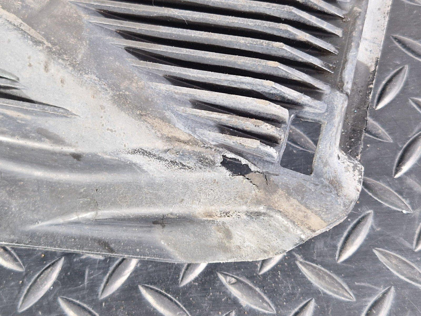 12-17 AUDI S5 CONVERTIBLE 8F REAR LEFT UNDERBODY COVER DAMAGED 8F0825215C