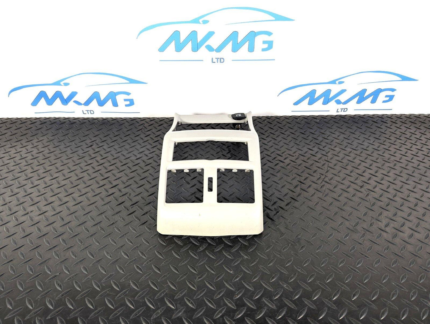 11-19 MERCEDES BENZ ML W166 OEM REAR CENTRE CONSOLE AIR VENT TRIM A1666800907