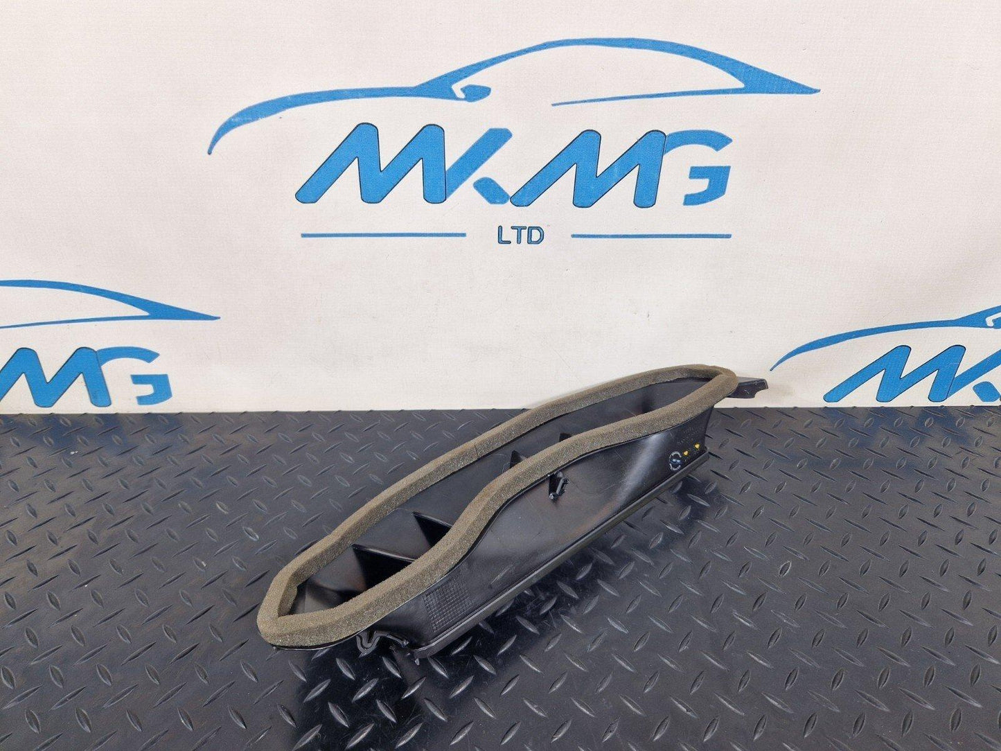 16-19 AUDI A4 B9 GENUINE DASHBOARD AIR VENT TRIM 8W2858431