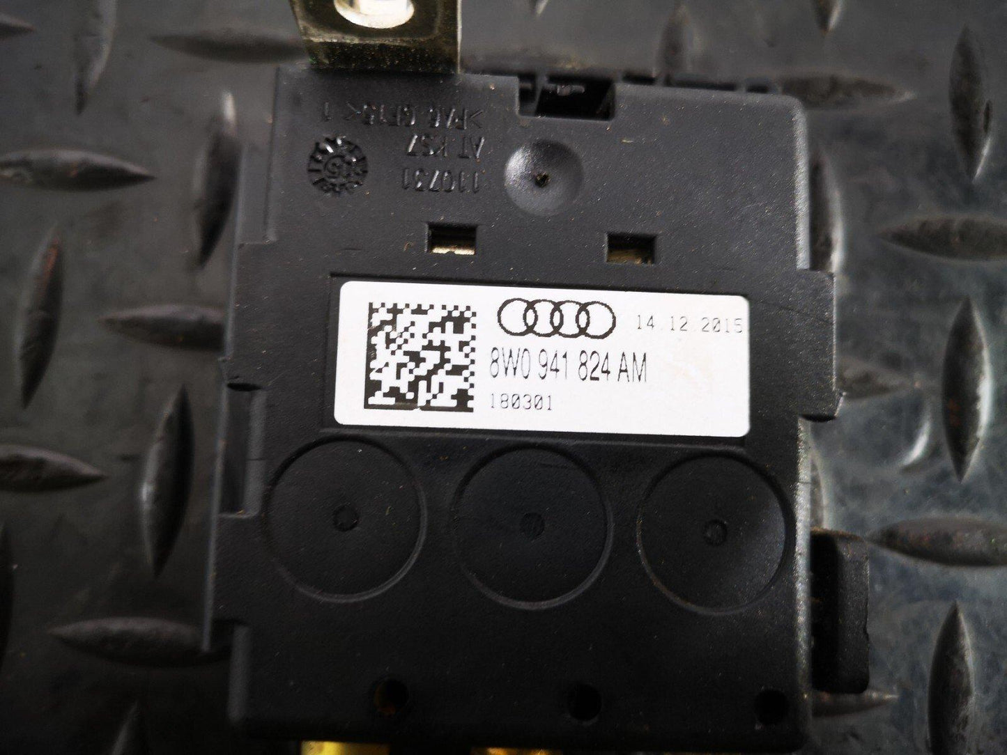 16-19 AUDI A4 B9 GENUINE BATTERY POSITIVE TERMINAL POWER DISTRIBUTOR 8w0941824