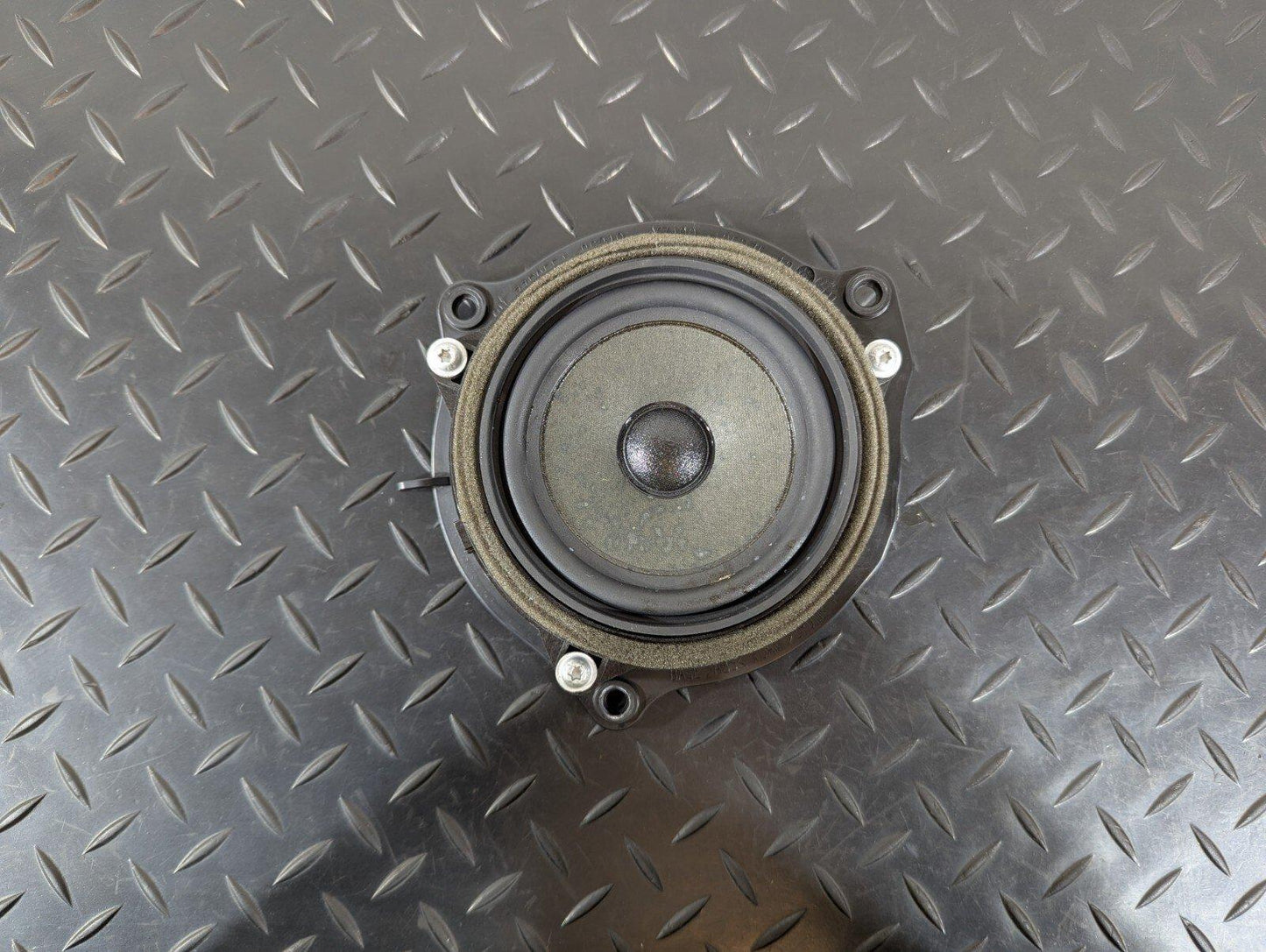 16-22 BMW X1 F48 GENUINE OEM REAR RIGHT DOOR SOUND SPEAKER WITH BRACKET 7350554