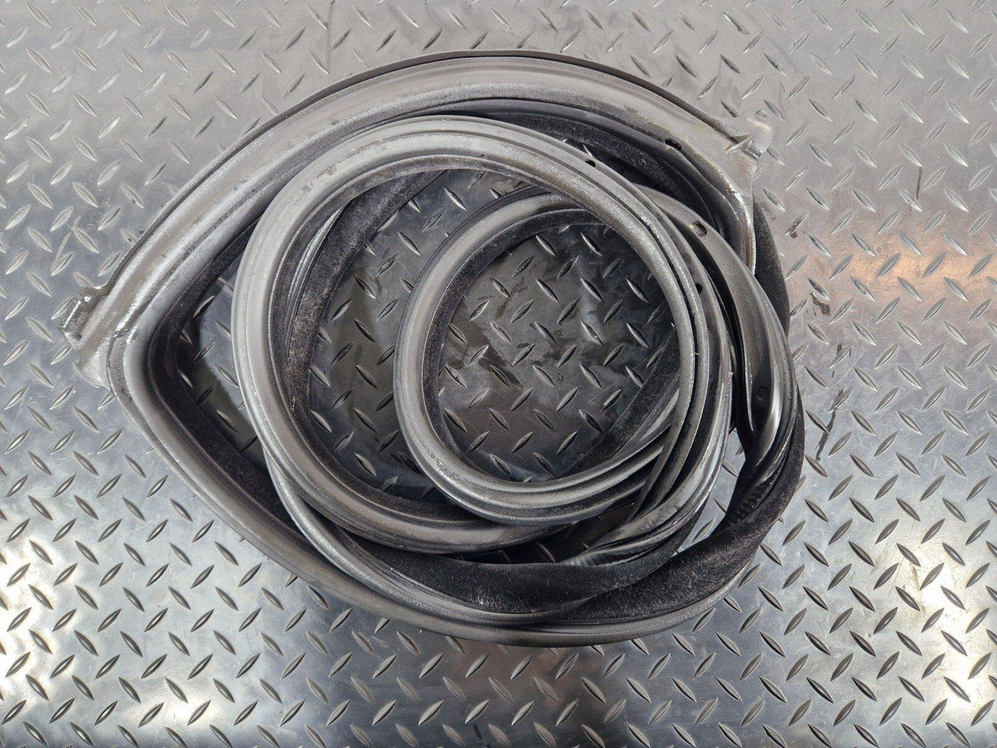11-18 BMW 6 SERIES F06 REAR RIGHT DOOR GASKET SEAL RUBBER 7275316