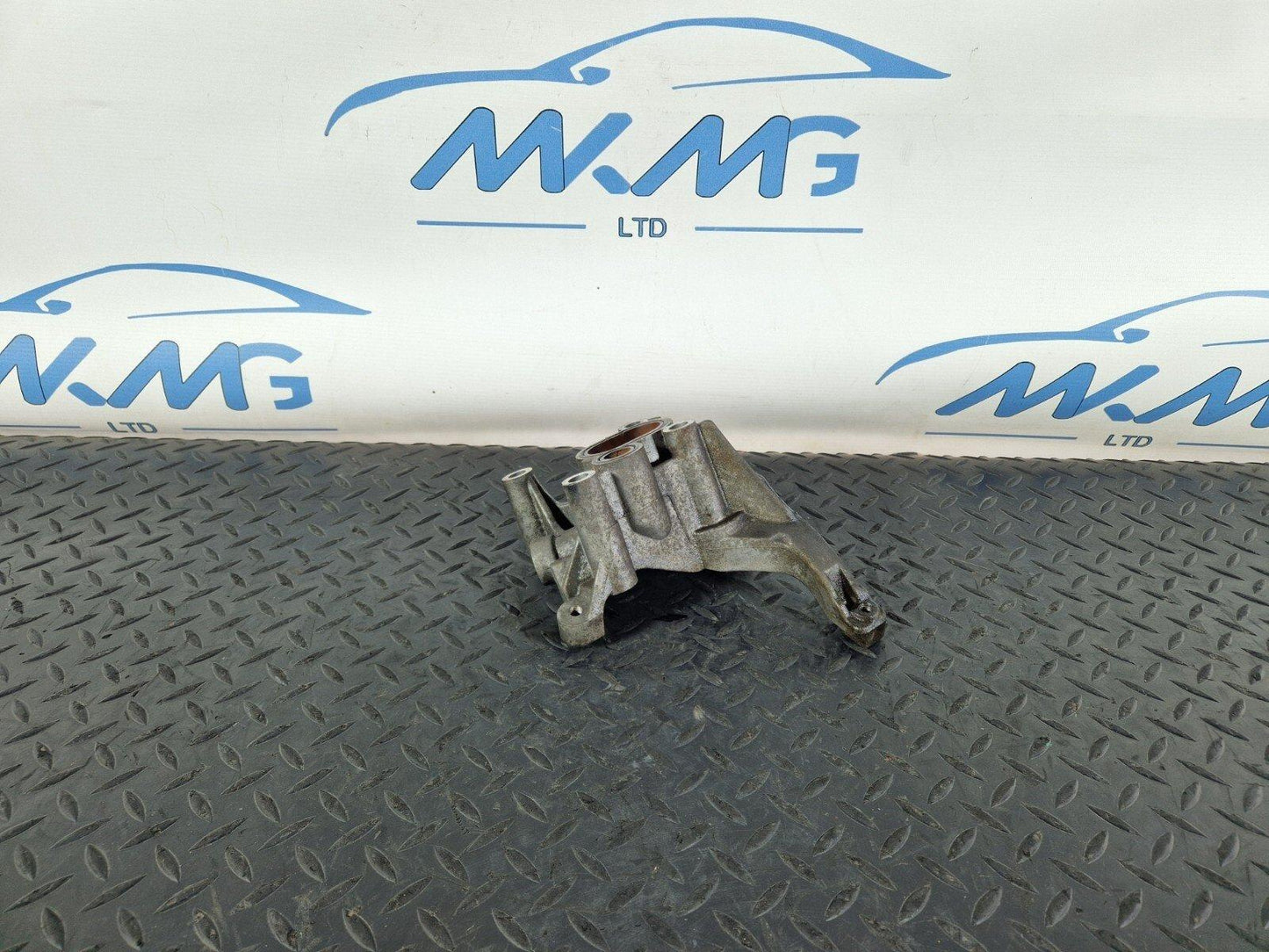 15-18 AUDI A7 4G GENUINE OEM AIR CON COMPRESSOR BRACKET 059121071DE