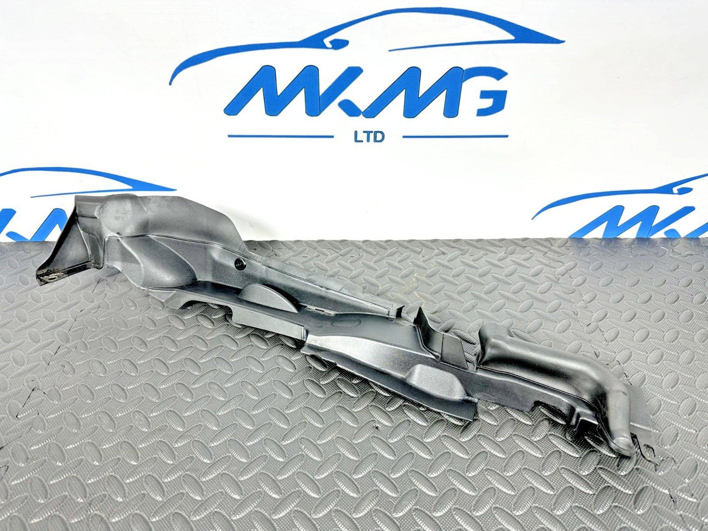 16-19 AUDI A4 B9 SALOON GENUINE RIGHT DRIVER SIDE WING PANEL SEAL 8W0821170