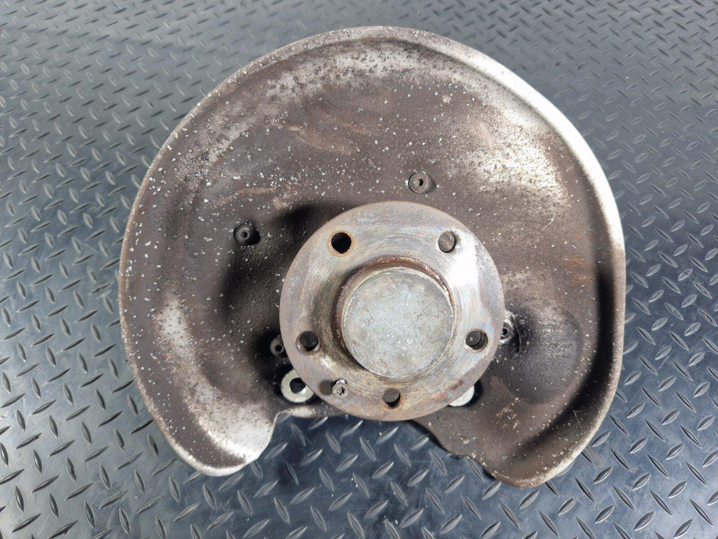 16-19 AUDI A4 B9 N/S/R REAR LEFT SIDE WHEEL HUB & BEARING 8W0505435T 8W0615611
