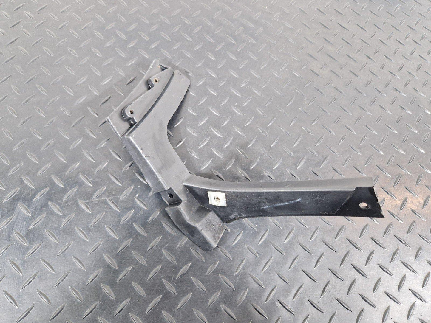 10-18 AUDI A7 4G S-LINE FRONT BUMPER RIGHT ADAPTER 4G8807084B
