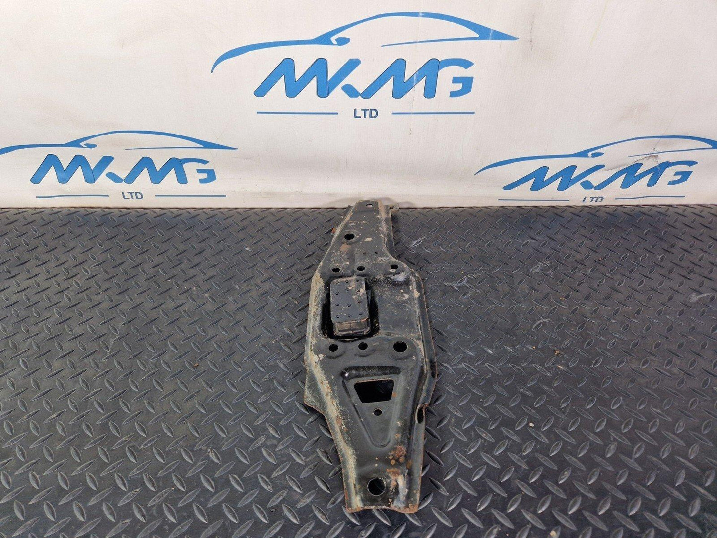 18-ON MERCEDES BENZ SPRINTER W907 FRONT BRACKET LEFT LOWER MOUNT A9076220700