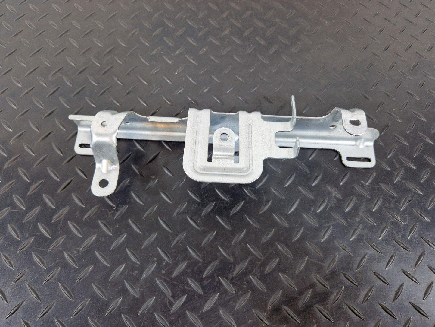 14-21 MERCEDES BENZ C300h W205 GENUINE RIGHT SIDE O/S BOOT BRACKET A2056914400